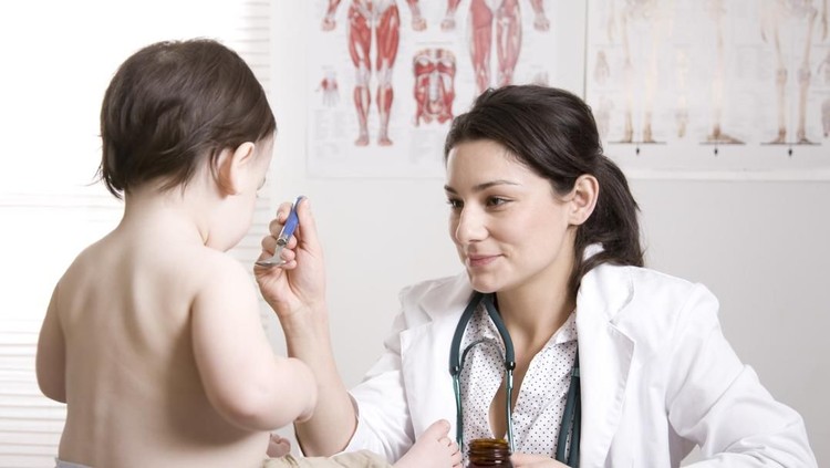 Bunda, sebenarnya anak bisa tumbuh dengan sendirinya ketika batuk dan pilek, tapi ada gejala tertentu yang membuatnya harus minum obat. Apa saja?