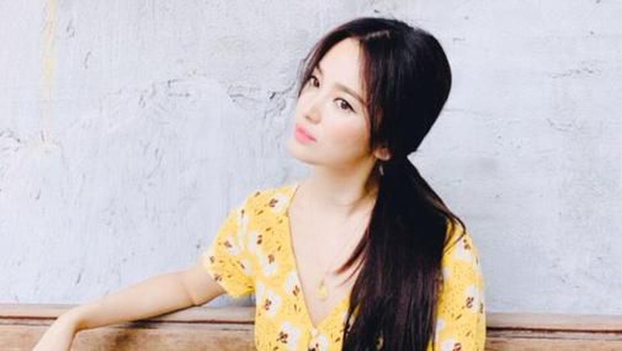 Senyum Song Hye Kyo Usai Digugat Cerai Song Joong Ki Song Hye Kyo tampil perdana di depan publik usai digugat cerai Song Joong Ki.
