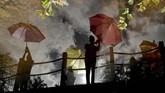 NYALANG: Kisah Abadi di Belantara Angan Dalam foto unik pilihan CNNIndonesia.com pekan ini, ada cerita tentang panas yang menyengat Eropa, padi-padi unik di China, dan api di Pan America Games.