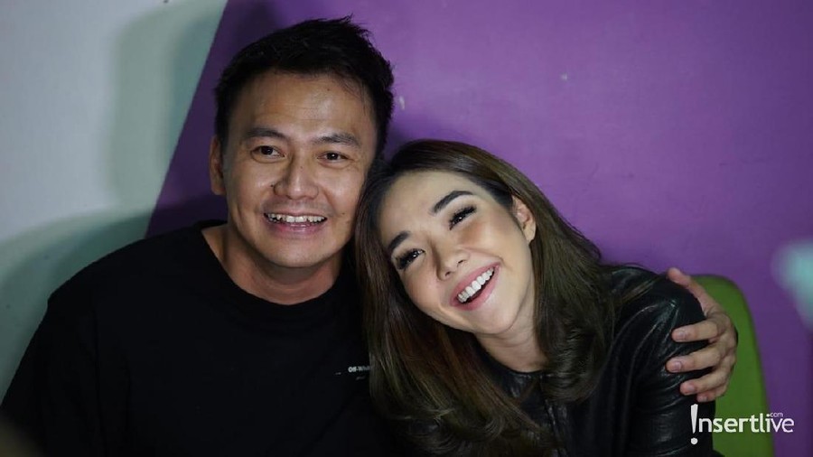 Ada kejanggalan dari undangan pernikahan antara Gisella Anastasia dan Wijaya Saputra yang tersebar luas di media sosial.