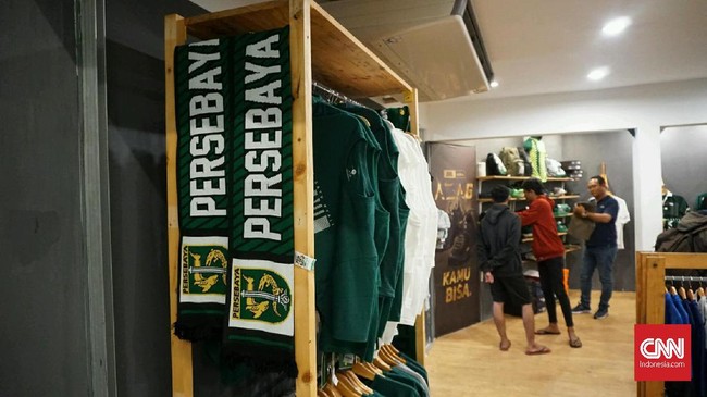 Persebaya makin serius menggarap potensi dari divisi bisnis untuk menopang keuangan klub yang dibuktikan dengan menjamurnya gerai Persebaya Store.