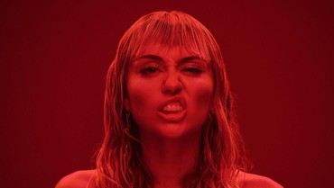 img-title Keinginan Miley Cyrus Kolaborasi dengan Billie Eilish