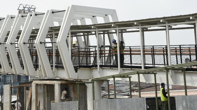 Menyikapi dibukanya atap JPO, anggota DPRD DKI minta itu tak dilakukan hanya demi estetika tapi harus memikirkan manfaat yang hilang dirasakan pejalan kaki.