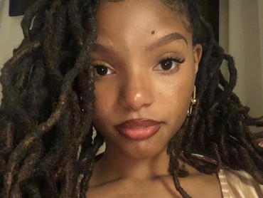 img-title Isu Sembunyikan Kehamilan, Halle Bailey 'Little Mermaid' Bilang ...