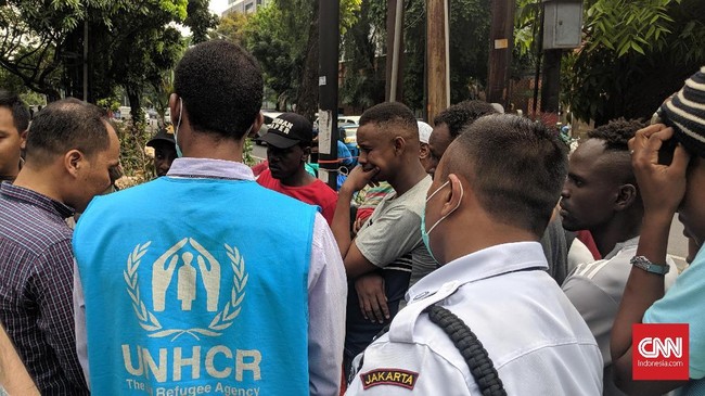 UNHCR hanya mampu menolong sekitar 300 sampai 400 dari total sekitar 14 ribu pengungsi hingga pencari suaka yang tersebar di Indonesia.