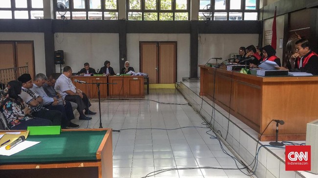 Jaksa penuntut umum menyatakan lima komisioner KPU Palembang Ursula sepatutnya bertanggung jawab mengetahui dan memastikan surat suara tidak kurang.