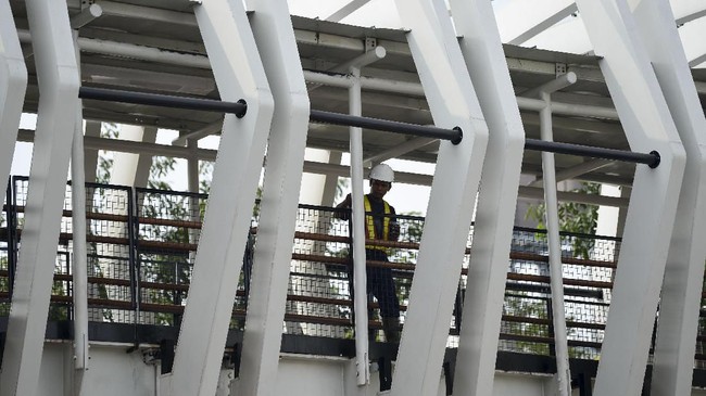 Pekerja menyelesaikan pembangunan Jembatan Penyeberangan Orang (JPO) atau Skybridge di Jalan Pemuda, Rawamangun, Jakarta, Jumat (5/7/2019). Pembangunan jembatan yang menghubungkan Stasiun LRT Velodrome dan Halte TransJakarta Pemuda tersebut telah mencapai 98 persen dan ditargetkan akan rampung akhir bulan ini.  ANTARA FOTO/Nova Wahyudi/aww.