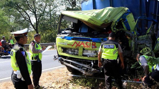 Kemenhub akan melarang truk galian melintasi KM 92 sampai KM 100 Tol Cipularang mulai 2020 demi mengurangi kecelakaan.