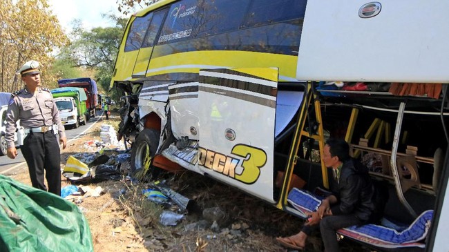 Kecelakaan Bus Rosalia Indah dan truk tangki di Jalan Lintas Tengah Sumatra, Kabupaten Way Kanan, Lampung, menewaskan delapan orang, 30 lainnya luka-luka.