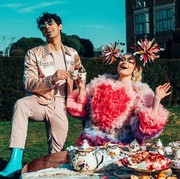 5 Tampilan Sophie Turner dan Joe Jonas Ini Buktikan Kalau Mereka Pasangan Paling Fashionable