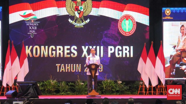 Jokowi mengingatkan para guru tentang konflik di Afghanistan, tentang perpecahan antarmasyarakat di sana.