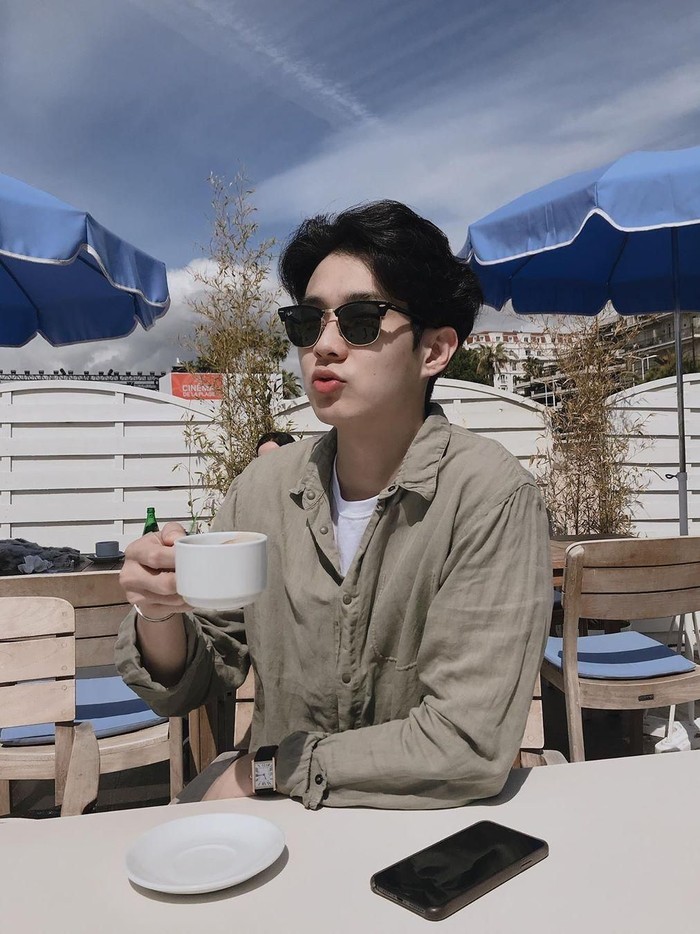 Aktor kelahiran 1990 ini pernah tinggal dan kuliah di Kanada. Dikutip dari Forbes, dirinya pernah ikut audisi di sana tapi kerap menerima penolakan. Ia kemudian kembali ke Korea saat berusia 21 tahun. /Foto: Foto: Instagram @dntlrdl