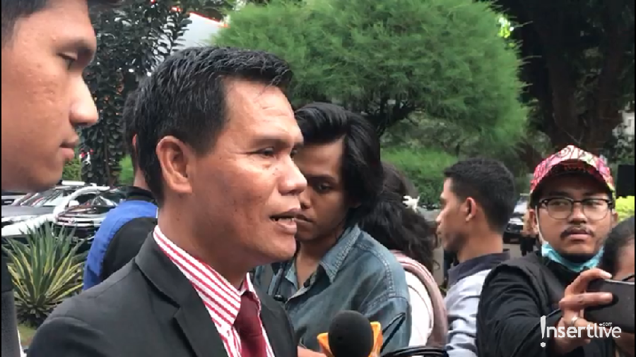 Kuasa hukum Galih, Rihat Hutabarat, terlihat keluar dari ruang pemeriksaan sendiri tanpa didampingi kliennya.