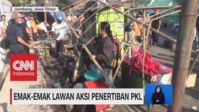 VIDEO: PKL Ditertibkan, Emak-Emak Melawan Petugas