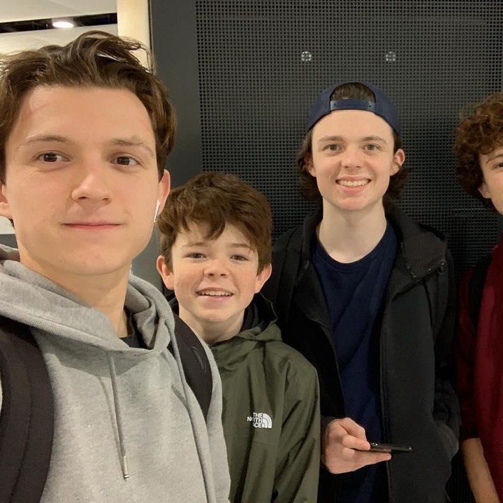 <p>Meski disibukkan dengan syuting, Tom masih sempat lho berkumpul bersama ketiga saudaranya. (Foto: Instagram @tomholland2013)</p>