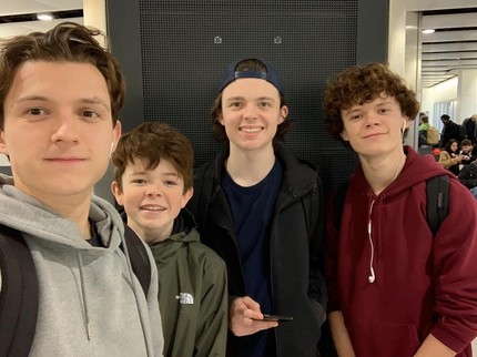 Sibling Goals! 6 Potret Akrab Tom Holland dan Tiga Saudaranya