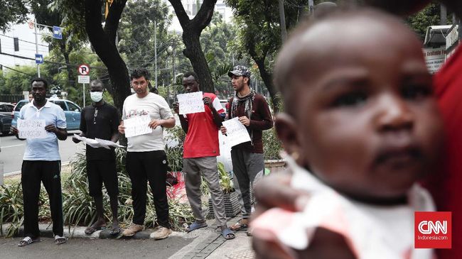 Masyarakat Dibolehkan Beri Sumbangan ke Pencari Suaka UNHCR Dinas Sosial DKI Jakarta menyarankan bantuan yang diberikan kepada pada pencari suaka di ibu kota dapat berbentuk makanan tambahan dan minuman.