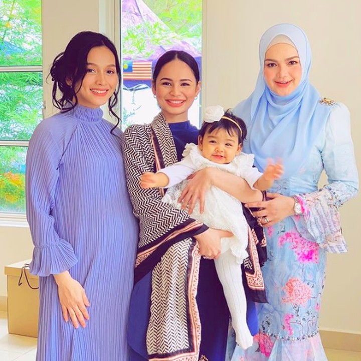 <p>Kompak banget ya Tya dan Siti pakai baju serba biru. Aaliyah tetap paling cute nih, pakai bando bunga yang menarik perhatian. (Foto: Instagram @tyaarifin)</p>