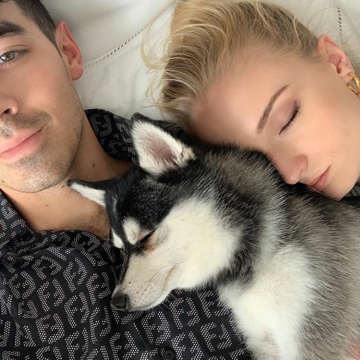 Meski terpaut usia 6 tahun, Joe Jonas 29 tahun dan Sophie Turner 23 tahun, keduanya seperti pasangan muda-mudi yang hangat dan penuh canda. (Foto: Instagram @joejonas)