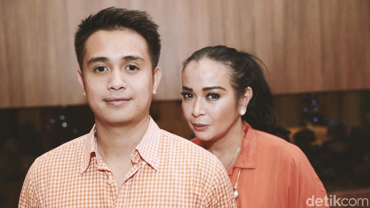 Kelima public figure ini memutuskan menikah di tahun 2019 dengan pasangan yang beda usianya terpaut jauh.