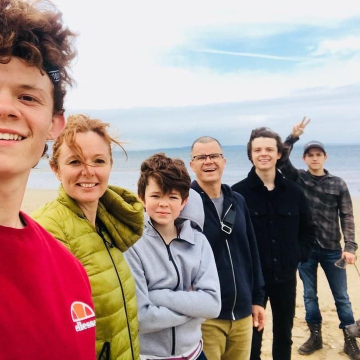 <p>Selain berkumpul bersama ketiga saudaranya, Tom Holland juga masih menyempatkan diri berlibur bersama kedua orang tua tercinta. (Foto: Instagram @harryholland64)</p>