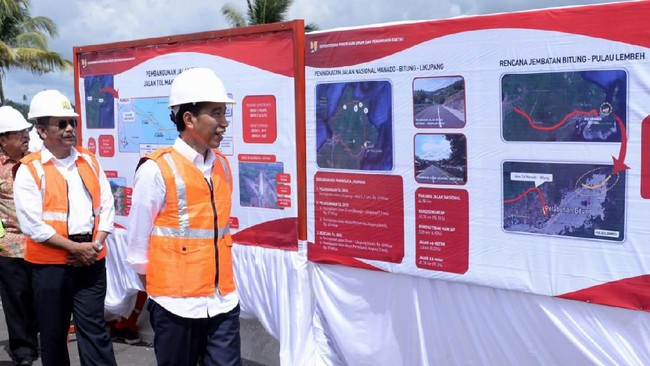 Presiden Jokowi memastikan Jalan Tol Menado-Bitung rampung pada awal tahun depan.