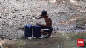 Kemarau, Warga Bekasi Andalkan Sisa Air di Sungai Mengering