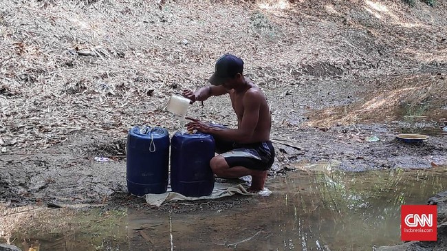 Tiga desa di Kabupaten Bekasi terdampak kekeringan selama kemarau. Warga kesulitan mengakses air bersih. Bantuan pemerintah pun tak mencukupi kebutuhan.