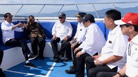 Sambangi Bunaken, Jokowi Gelar Rapat di Atas Kapal