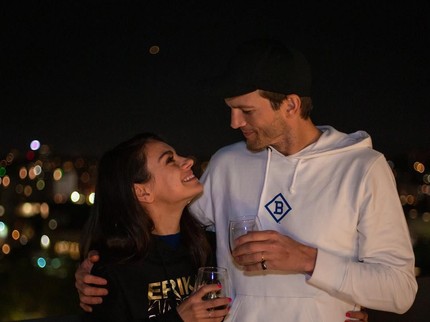 6 Potret Kebersamaan Ashton Kutcher dan Mila Kunis
