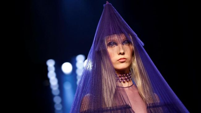 Diperlukan keahlian tinggi untuk merealisasikan ide dan imajinasi Jean Paul Gaultier yang kelewat nyentrik.