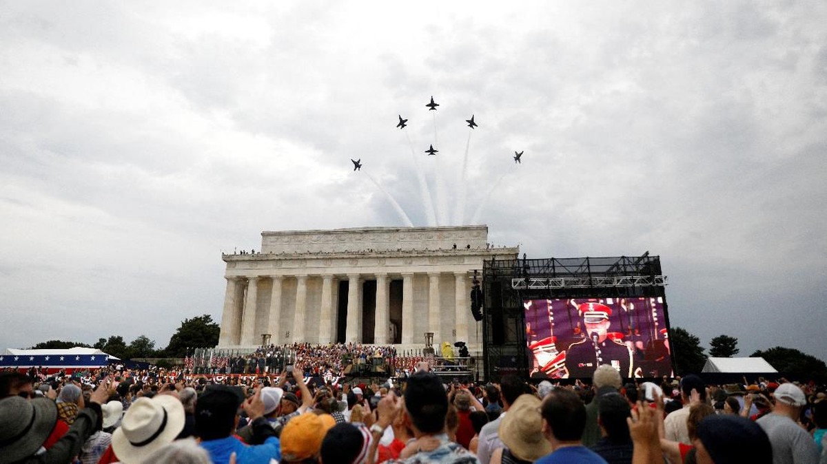 FOTO: Hingar Bingar Parade Kemerdekaan Ala Donald Trump