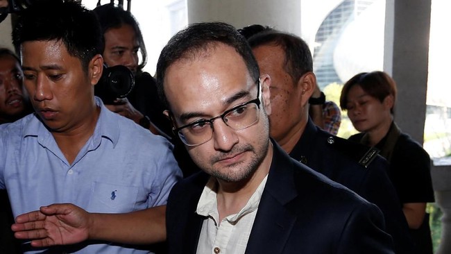 Riza Aziz, produser Hollywood sekaligus putra tiri mantan PM Malaysia, Najib Razak, didakwa lima tuduhan pencucian uang terkait skandal 1MDB, Jumat (5/7).