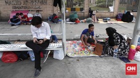 FOTO: Pencari Suaka di Trotoar Kebon Sirih Jakarta