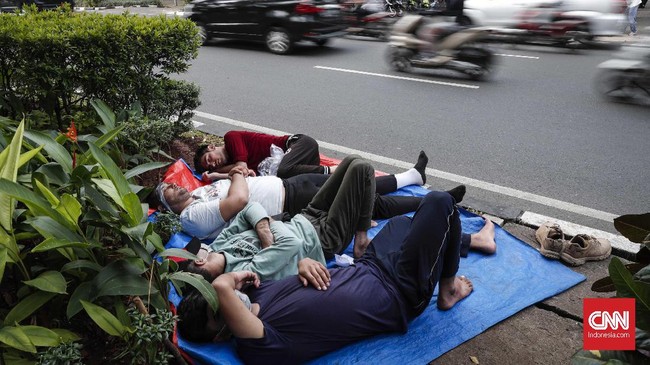 Rencananya, sekitar 241 pengungsi dari luar negeri yang menetap di trotoar Kebon Sirih akan dipindahkan ke Jakarta Islamic Center untuk sementara waktu.