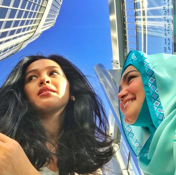 <p>Lagi-lagi mereka posting foto saat liburan bareng. Tya memajang foto saat selfie di Bujr Khalifa, yang disebut-sebut sebagai gedung tertinggi di Dubai. (Foto: Instagram @tyaarifin)</p>