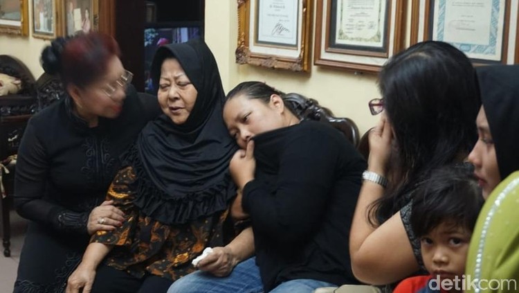 Anak bungsu Waldjinah meninggal dunia lantaran sakit jantung. Kehilangan anak tentunya memberi dampak psikologis bagi orang tua, terutama sang ibu.