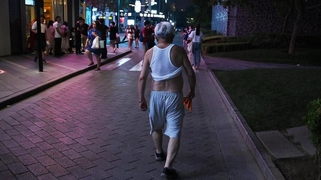 Pemerintah sebuah kota di China menganggap kebiasaan pria mengangkat pakaian di atas perut sebagai tindakan tak beradab.