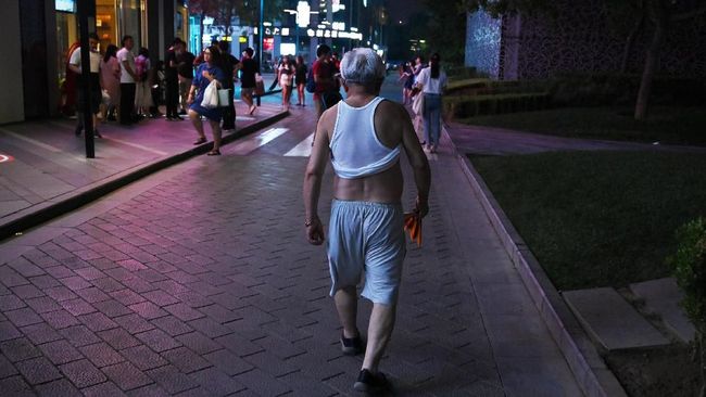Kota di China Larang Pria 'Pamer Perut' Saat Musim Panas Pemerintah sebuah kota di China menganggap kebiasaan pria mengangkat pakaian di atas perut sebagai tindakan tak beradab.