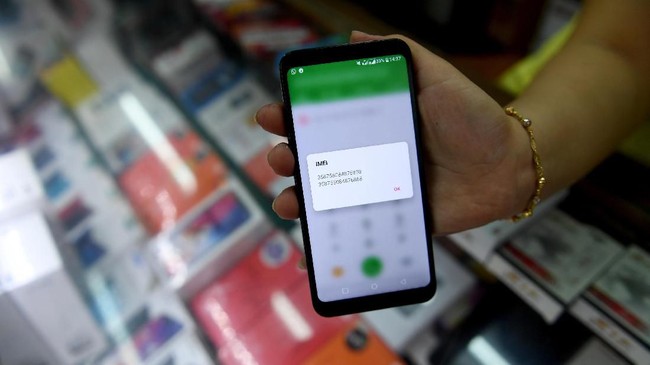 Pedagang memeriksa nomor identitas ponsel (IMEI) dagangannya di Jakarta, Jumat (5/7/2019). Pemerintah akan mengeluarkan regulasi untuk memblokir ponsel selundupan atau "black market" melalui validasi database nomor indentitas ponsel (IMEI) pada Agustus 2019. ANTARA FOTO/Akbar Nugroho Gumay/aww.