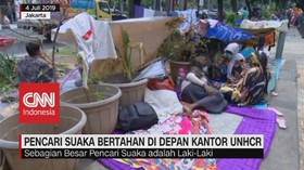 VIDEO: Pencari Suaka Bertahan di Depan Kantor UNHCR