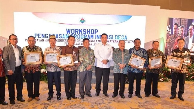 Kementerian Desa, Pembangunan Daerah Tertinggal dan Transmigrasi memberikan penghargaan kepada 6 Tim Pelaksana Inovasi Desa (TPID) Kabupaten terbaik.