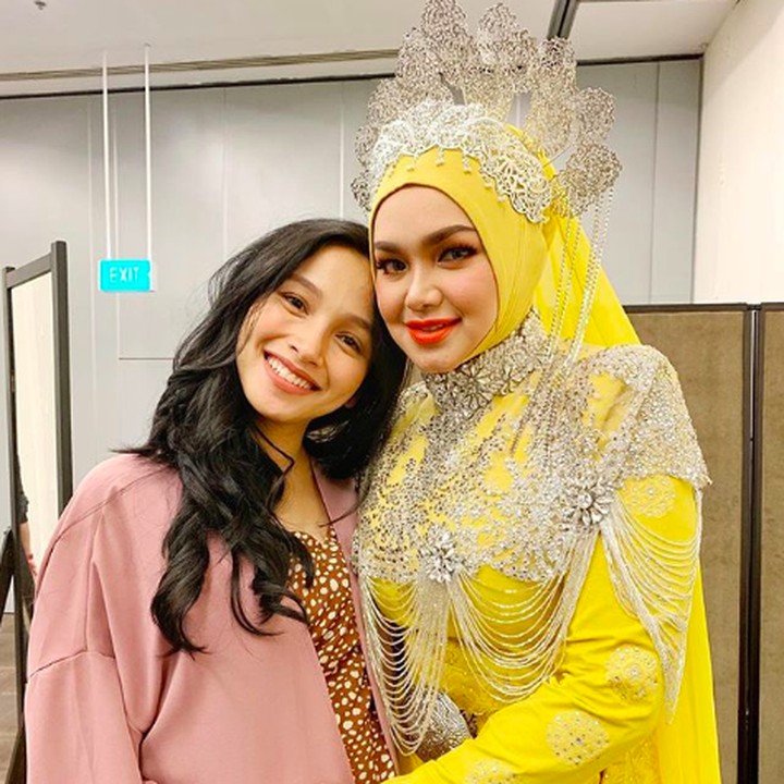 <p>Tya sengaja menyempatkan waktunya untuk menonton konser sang mertua di Singapura. Padahal saat itu, Tya sedang mengandung anak keduanya. (Foto: Instagram @tyaarifin)</p>