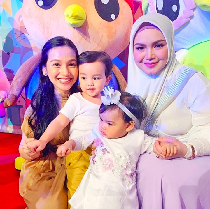 <p>Tya dan Siti membawa anak-anak untuk main bersama. Enggak perlu diragukan lagi kan kekompakan menantu dan mertua yang satu ini. He-he-he. (Foto: Instagram @tyaarifin)</p>