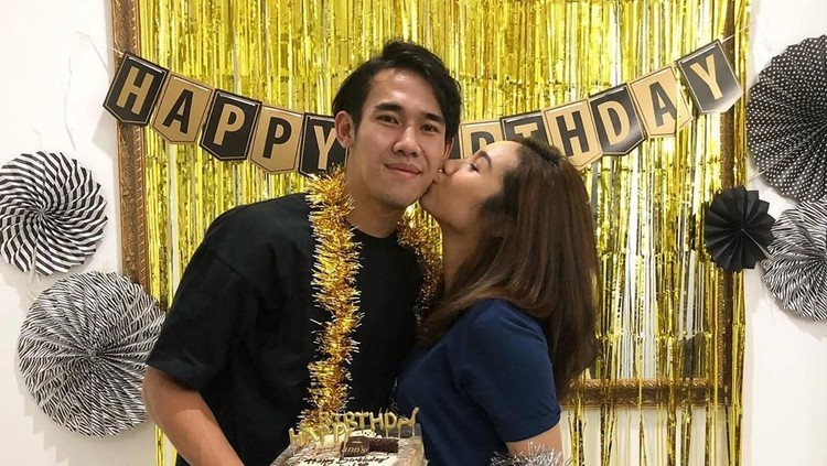 Ryuji merasa sangat bersyukur atas kehamilan sang istri.