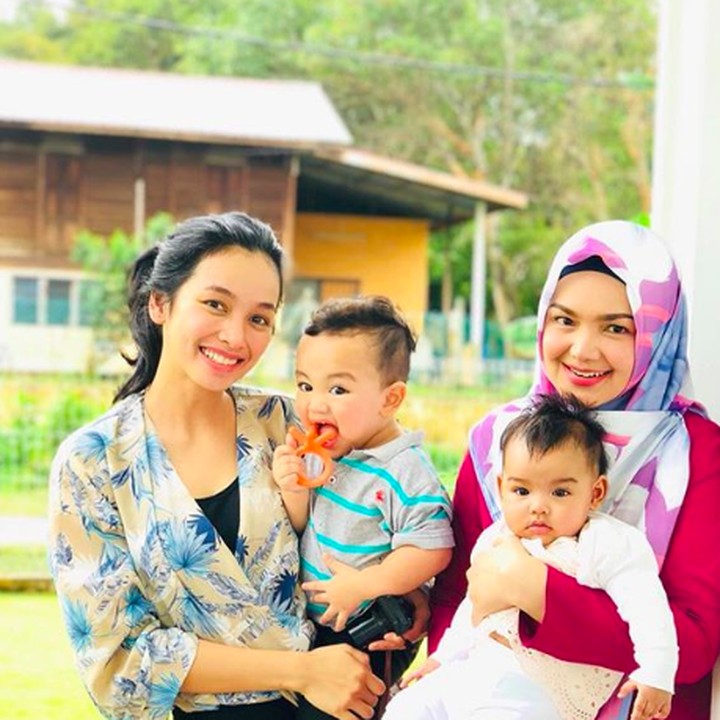 <p>Tya dan Siti mengajak anak-anaknya untuk pulang kampung ke Kedah. Wah Aaliyah dan Arif enggak kalah lucu ya, Bun. (Foto: Instagram @tyaarifin)</p>