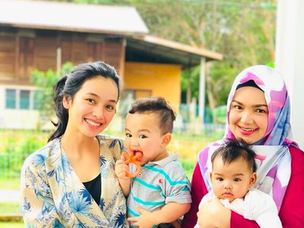 8 Potret Kedekatan Siti Nurhaliza Bersama Menantunya, Tya Arifin