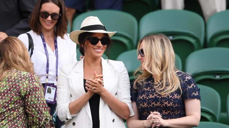 Dua bulan setelah melahirkan, Meghan Markle, tampil kasual dengan mengenakan celana jeans dan kaus hitam.