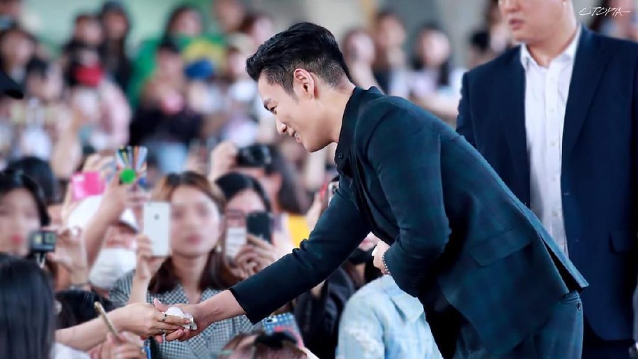 Choi Seung Hyun alias T.O.P BIGBANG telah menuntaskan wajib militer pada Sabtu, (6/7).
