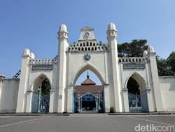 Masjid Agung Solo Gulung Karpet dan Imbau Jemaah Tak Salaman